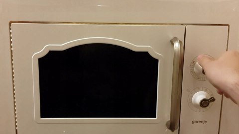 KUCHENKA MIKROFALOWA GORENJE BM235CLI GRILL RETRO